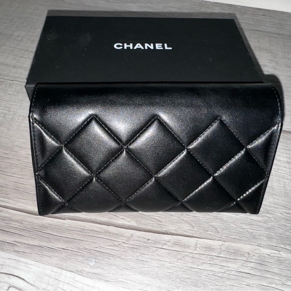 Chanel sunglass case - Picture 2 of 7
